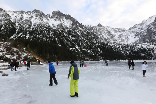 Tatry, 26.12.2022. Turyści na tafli lodu na jeziorze Morskie Oko w Tatrach