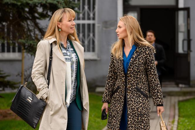 Na Wspólnej odc. 2991. Żaneta (Anna Guzik-Tylka), Monika (Sylwia Gliwa)
