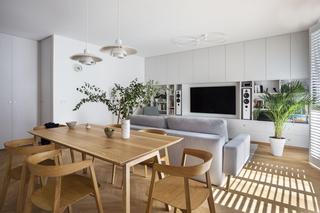 Mieszkanie w bieli, szarości i drewnie