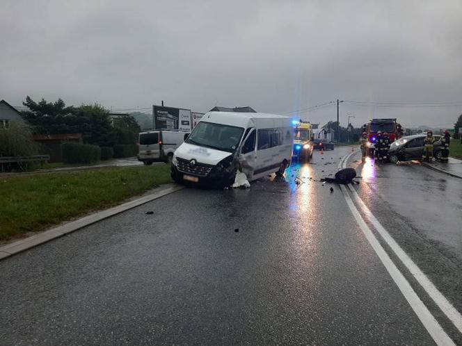 Wielogłowy. Wypadek na DK 75! Siła uderzenia urwała koło w samochodzie