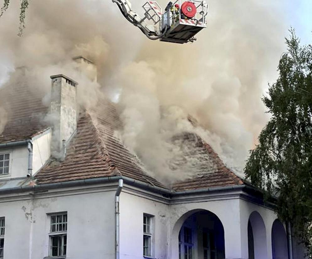  Spłonęła zabytkowa willa na Bemowie w Warszawie. Konserwator zabytków zgłosił sprawę na policję