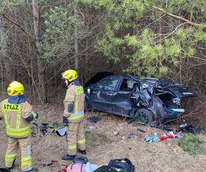 Groźny wypadek w Starych Włókach. Auto wpadło do rowu. Jedna osoba ranna [ZDJĘCIA]