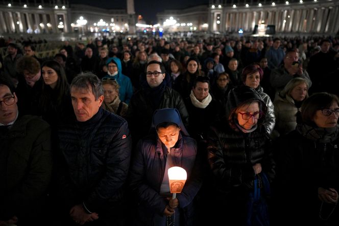 Wierni modlą się o zdrowie papieża Franciszka