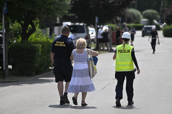 Mieszkańcy Ząbek wracają do swoich mieszkań po najpotrzebniejsze rzeczy