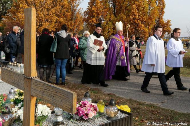Biskupi poprowadzą procesje na cmentarzach