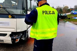 Zderzenie autobusu z dziećmi z volkswagenem! Fatalny wypadek pod Rawą Mazowiecką [ZDJĘCIA]. 