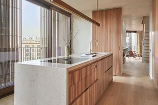 Była klimatyczna kamienica, jest nowoczesny apartamentowiec. Mieszkańcy mają własny wodospad!