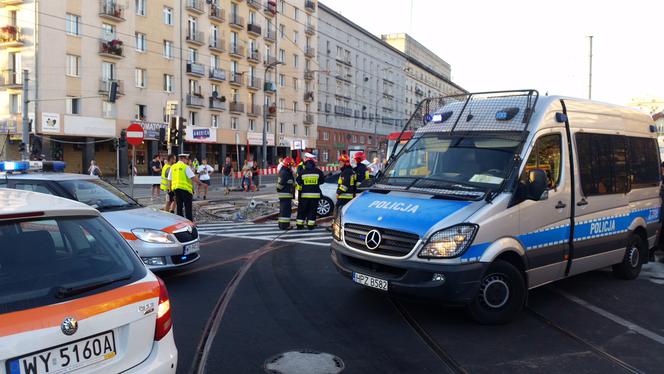 Pijak wpadł autem na tory