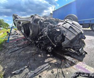 Wypadek w Chełmie Śląskim. Kierowca wjechał pod ciężarówkę
