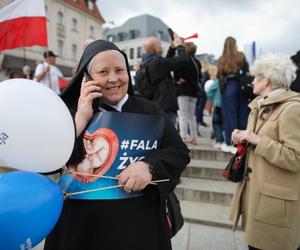 Narodowy Marsz Życia przez Warszawę. Organizatorzy mówią, że idą w obronie „poczętych dzieci zagrożonych aborcją”