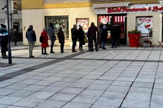 Kolejki po pączki na deptaku w Zielonej Górze