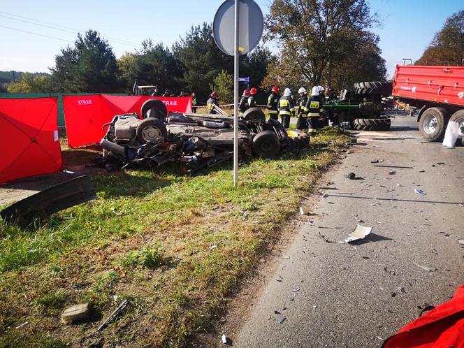 Koszmarne zderzenie osobówki z traktorem pod Bydgoszczą