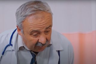 Sila wpada pod samochód.