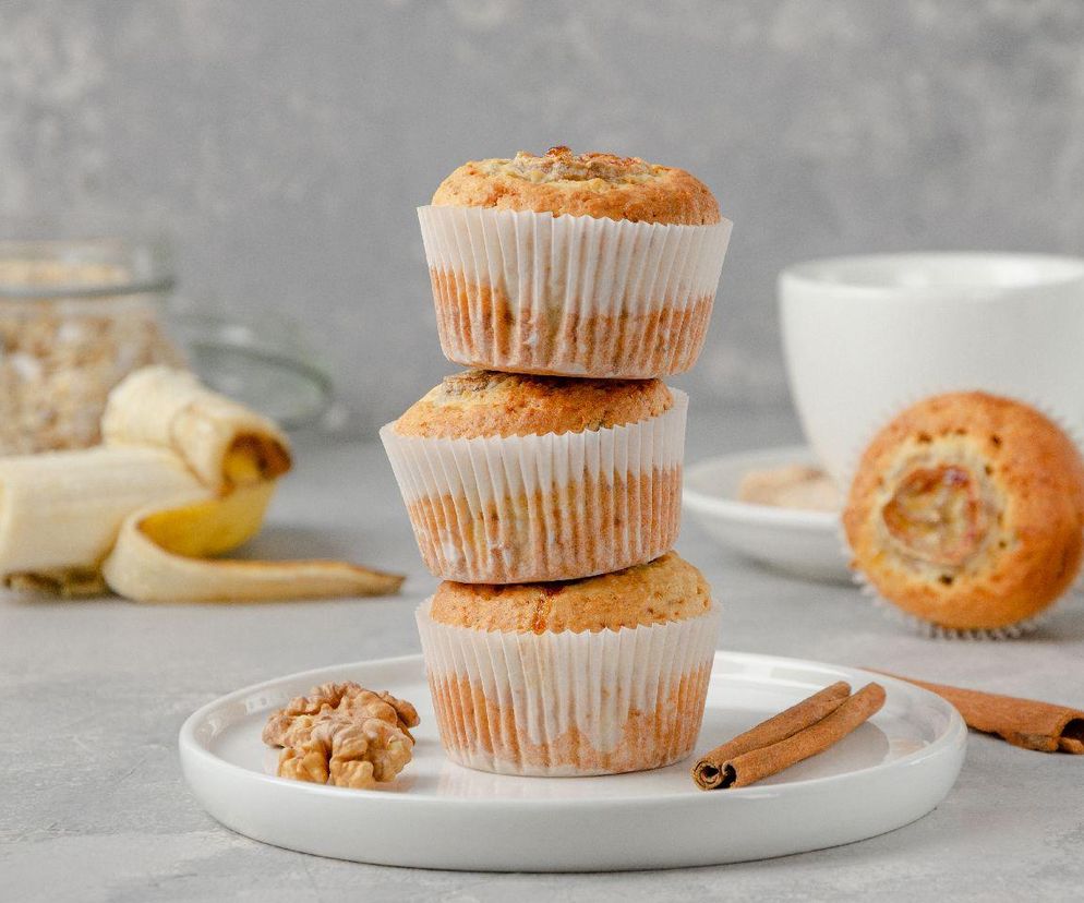 Wyborne babeczki piekę z bananów, ale bez mąki i cukru. To zdrowa i dietetyczna przekąska dla każdego 