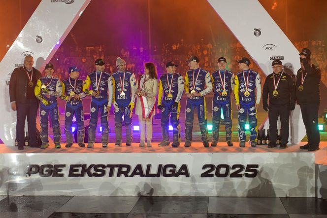 Ceremonia wręczenia trofeum po finale PGE Ekstraligi. Tak cieszył się PRES Toruń!