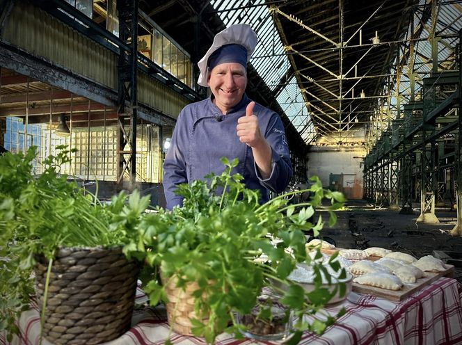 Remigiusz Rączka odwiedził Fabrykę Pełną Życia. Gotował dania kuchni zagłębiowskiej