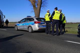 Tragedia pod Nakłem. Kierowca roztrzaskał się na drzewie