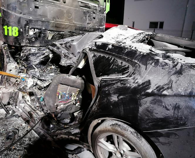 Zderzenie BMW z ciężarówką pod Wrześnią! Nie żyje jedna osoba [ZDJECIA]