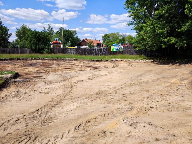 ZOBACZ ZDJĘCIA z postępów budowy toru pumptrack nad zalewem Muchawka