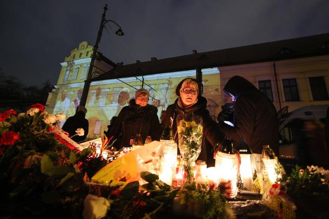 Kraków. Spotkanie modlitewne pod oknem papieskim w 18. rocznicę śmierci Jana Pawła II