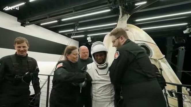 Ewakuacja astronautów z kapsuły Dragon
