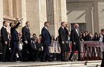 Podczas pogrzebu papieża Franciszka Marszałek Sejmu Szymon Hołownia robi sobie selfie 