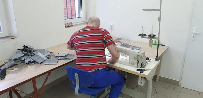 Więźniowie szyją maseczki dla lekarzy