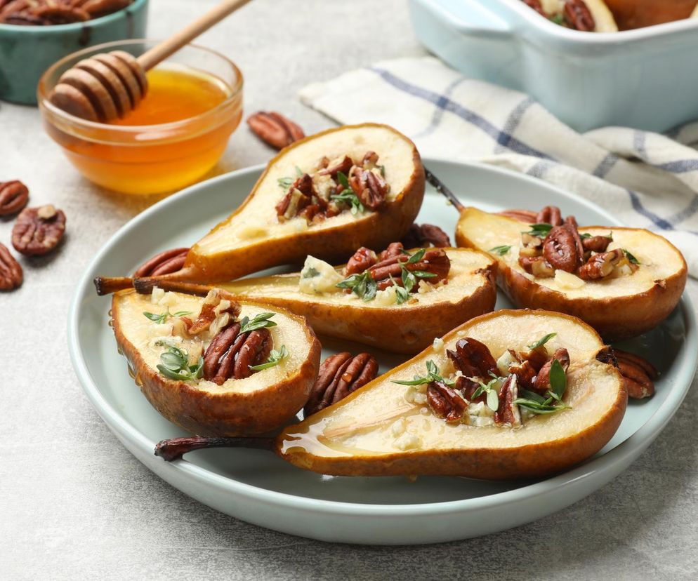 Słodkie śniadanie bez dodatku cukru. Te faszerowane gruszki przygotujesz w 10 minut