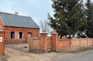 Z przedwojennego siedliska w kompletnej ruinie zrobili cudo. Urzekła ich czerwona cegła