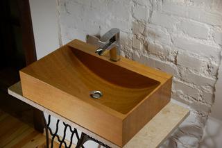 Design w łazience: umywalki drewniane