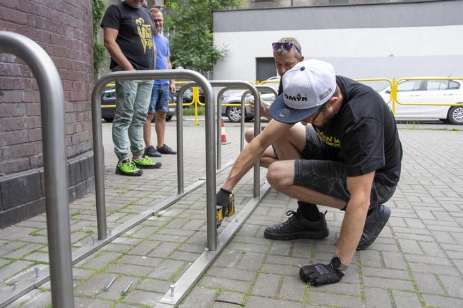 Metrorower w Bytomiu coraz bliżej. W Śródmieściu rozpoczął się montaż stacji rowerowych