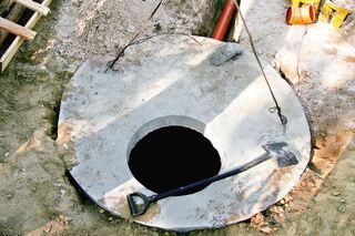 Ceny szamb betonowych 10 m³ i 12 m³ w 2025 roku. Ile kosztuje szambo z montażem?