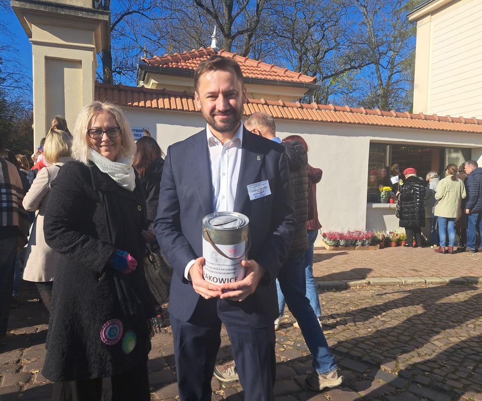 Kwesta na cmentarzu Rakowickim w Krakowie. W akcję włączyli się Robert Makłowicz, aktorzy i politycy [GALERIA]