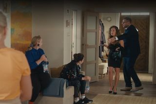 Rodzinka.pl 17 sezon odc. 293. Ludwik (Tomasz Karolak)Rodzinka.pl odc. 293. Ludwik (Tomasz Karolak), Agata (Wiktoria Gąsiewska), Viola (Magdalena Stużyńska), Marysia (Agata Kulesza), Natalia (Małgorzata Kożuchowska)