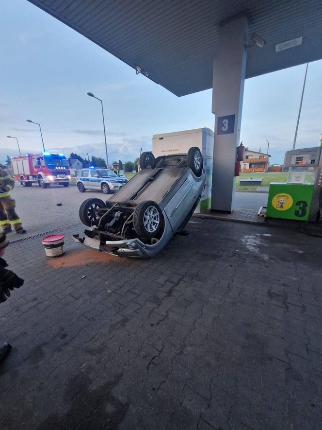 Kolizja na stacji paliw w Krobi. Osobówka przewróciła czterokołowiec