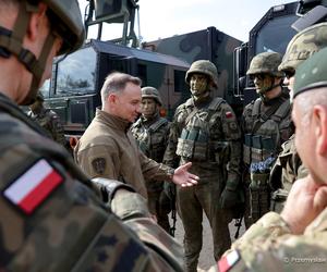 Prezydent Andrzej Duda na ćwiczeniach z żołnierzami w Ustce