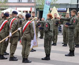 W Rybniku na rynku odbyło się ślubowanie klas mundurowych [ZDJĘCIA]