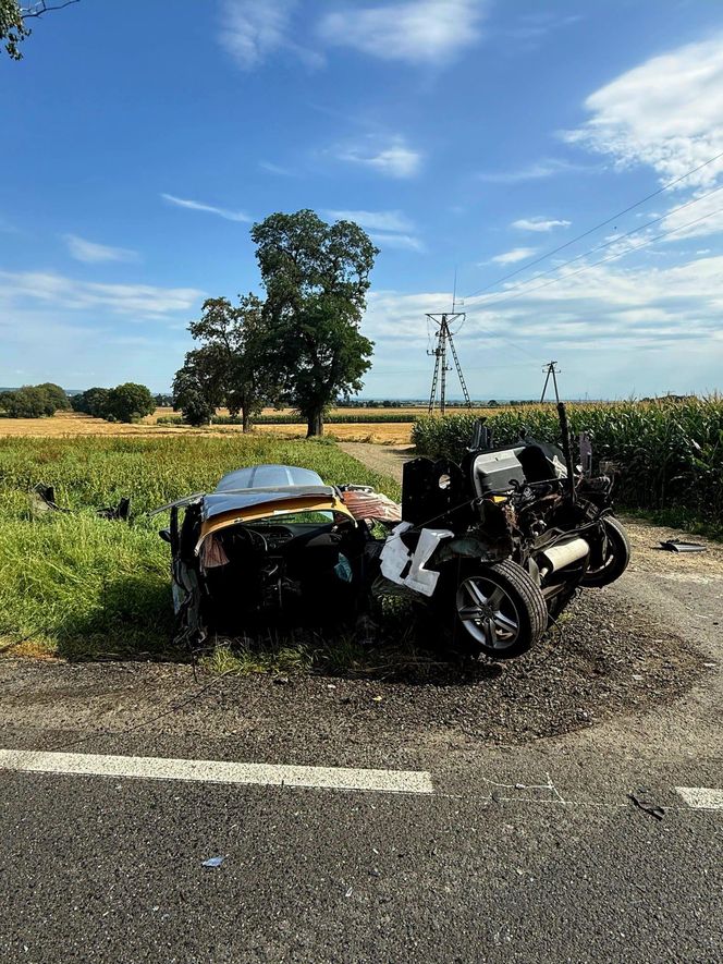 Groźny wypadek na DW 416. Błąd 20-latka doprowadził do zderzenia. Trzy osoby w szpitalu