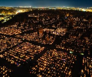 1 listopada na Cmentarzu Łostowickim w Gdańsku. Tak wygląda w dniu Wszystkich Świętych