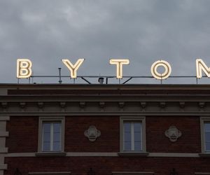 Zabytkowy neon wrócił do życia. Bytom wita mieszkańców centrum