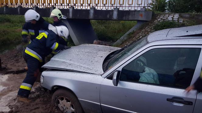 Podlaskie. Mercedes utknął w glinie. Strażacy musieli odkopać kierowcę