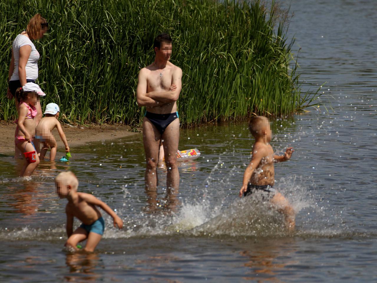 TUTAJ TONĄ LUDZIE.