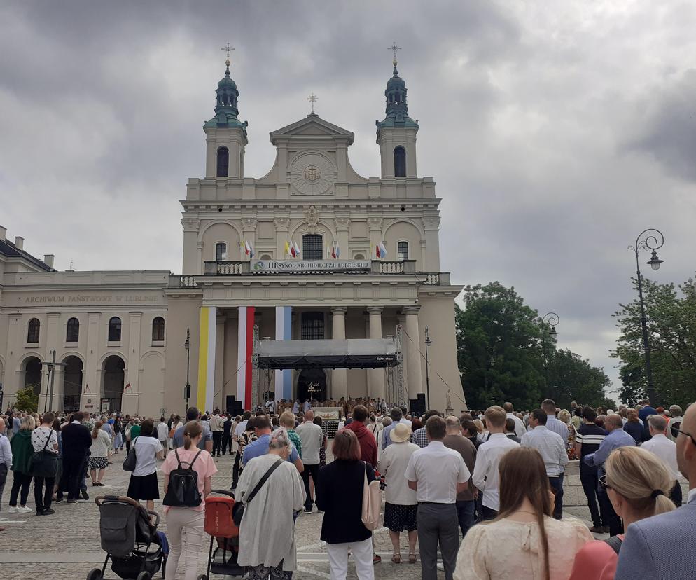 Uroczystości Bożego Ciała przed lubelską katedrą