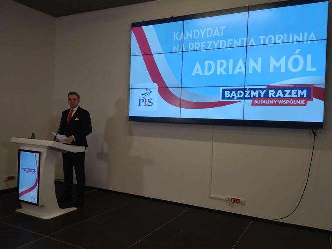 Adrian Mól kandydatem na prezydenta Torunia. Ekipa PiS przedstawiła skład na wybory samorządowe