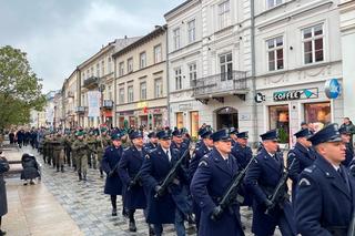 11 listopada. Narodowe Święto Niepodległości w Lublinie. Sprzedawca flag: Z poczucia patriotyzmu nie podwyższałem cen