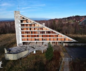 Najdziwniejszy budynek w województwie śląskim. To betonowa Utopia w Sercu Beskidów
