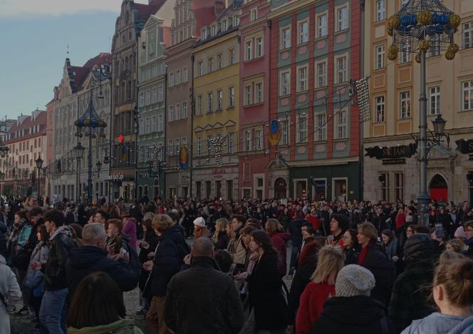 Maturzyści zawładnęli rynkiem we Wrocławiu. Po raz 23. zatańczyli Poloneza dla Fredry