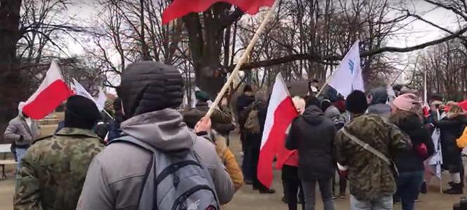 Chcieli protestować przeciwko obostrzeniom i szczepieniom. Przeszkodziła im policja