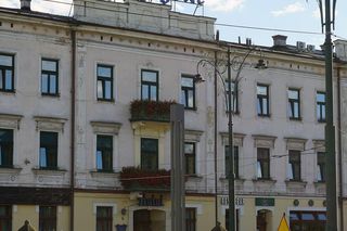 To jeden z najsłynniejszych budynków w Krakowie. W PRL-u stał się własnością państwa