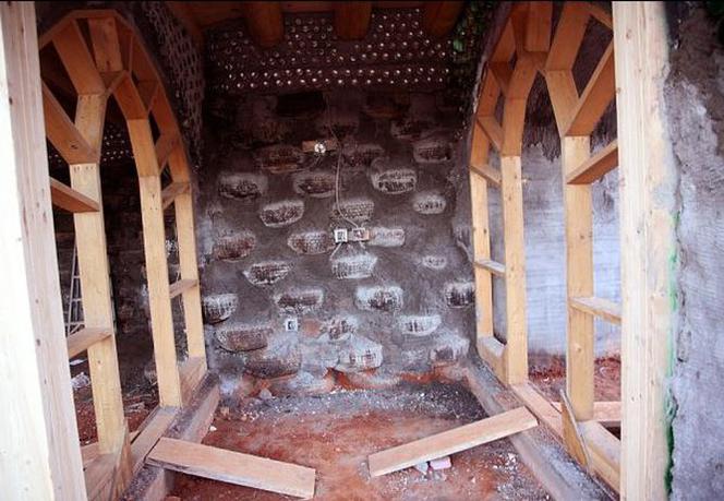 "Living machine" - Earthship samowystarczalny dom ekologiczny z odpadów 